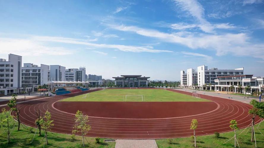 全寄宿,純公辦的重點高中,直屬于惠州市教育局